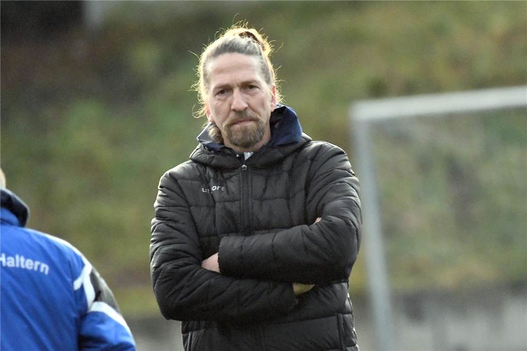 Halterner Trainerstimmen vorm Spieltag: „Wir werden den perfekten Tag brauchen“ Marco Gruszka verschränkt die Arme und schaut in die Kamera