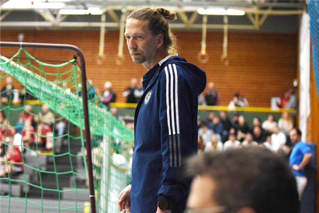 „Mich hat gefreut, dass er wieder dabei war“: Die Trainer-Fazits zur Hallen-Stadtmeisterschaft Marco Gruszka vom ETuS Haltern sah in der Halle das gleiche Problem, welches seinem Team auch draußen Probleme bereitet: zu viele ausgelassene Chancen.