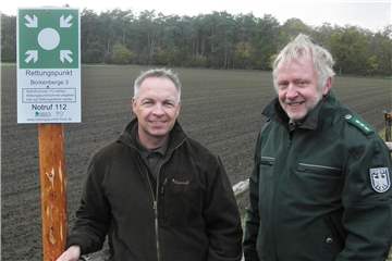 Marco Hoffmann (l.), Leitender Notarzt im Kreis Coesfeld und medizinischer Fachberater der Feuerwehr Lüdinghausen, und Revierleiter Georg Feldmeier haben die neuen Rettungspunkte auf der DBU-Naturerbefläche Borkenberge vorgestellt.