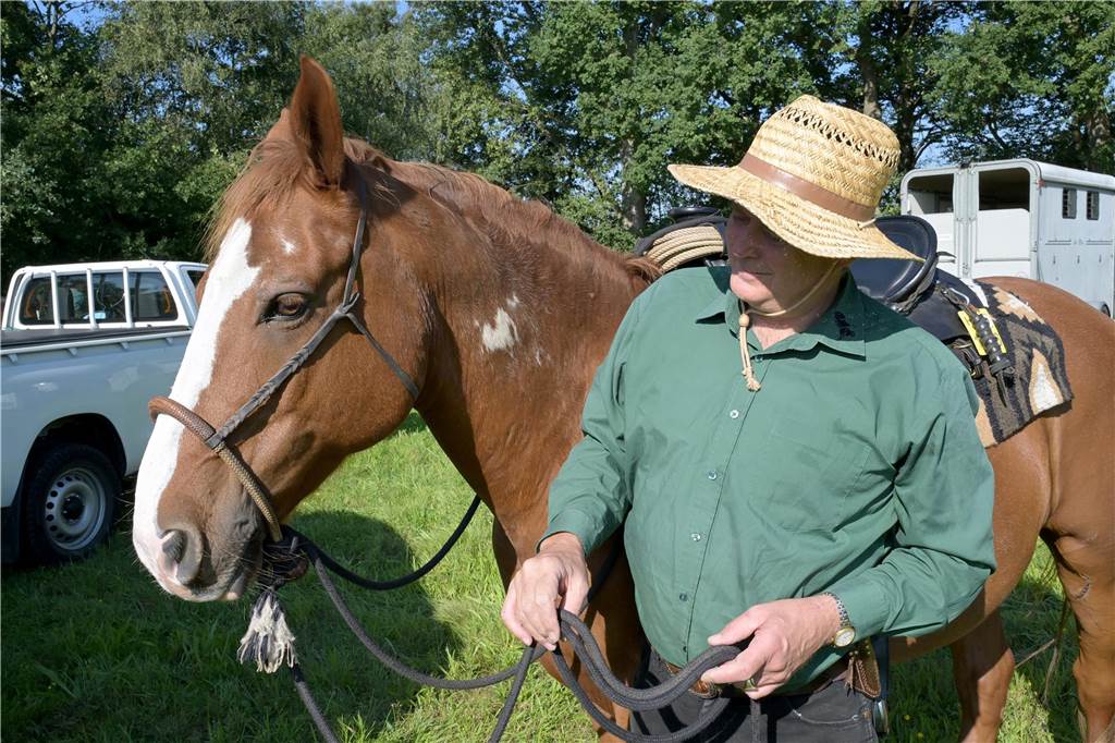 Marco Hubricht mit seinem Pferd vor Ort in Stockum.