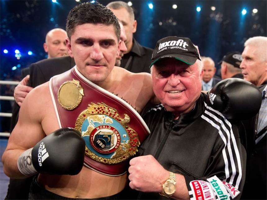 Weltmeister Huck muss Titel in Chicago verteidigen Marco Huck und sein Trainer Ulli Wegner. Foto: Sebastian Kahnert