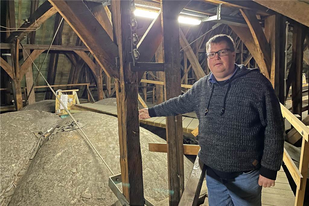 Marco Hüsing an einem der Kirchengewölbe von oben.