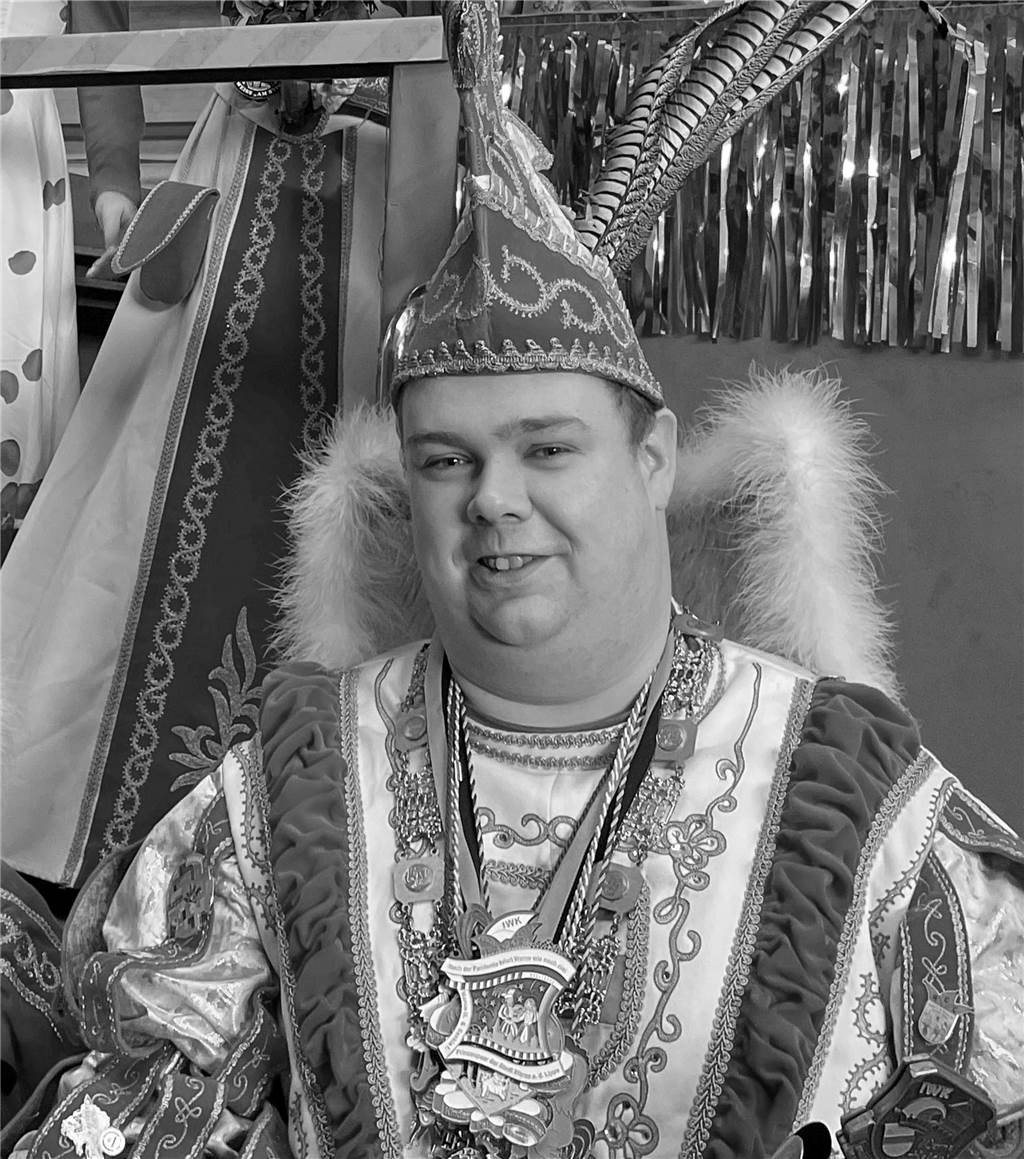 Diese bekannte Bürgerinnen und Bürger starben im Jahr 2024 Marco II. Klaus und Saskia I. kurz vor dem Rosenmontagszug 2023. Der Ex-Prinz starb am 8. Februar 2024 völlig überraschend mit nur 30 Jahren.