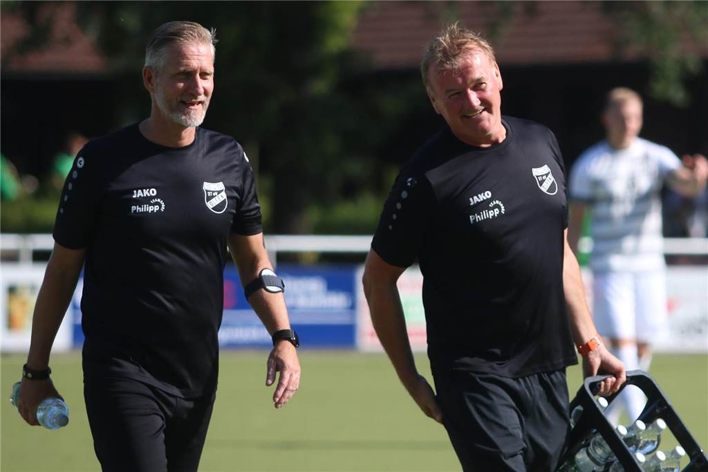 Die Top 5 der Trainer für Selm, Olfen und Nordkirchen Marco Jedlicka und Michael Krajczy laufen über den Platz.