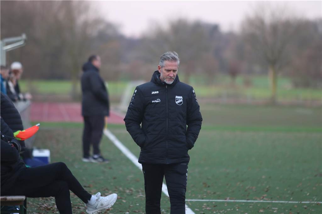 SuS Olfen kassiert Rückschlag in der Liga: Trainer-Team redet nicht von der Meisterschaft Marco Jedlicka steht am Seitenrand.