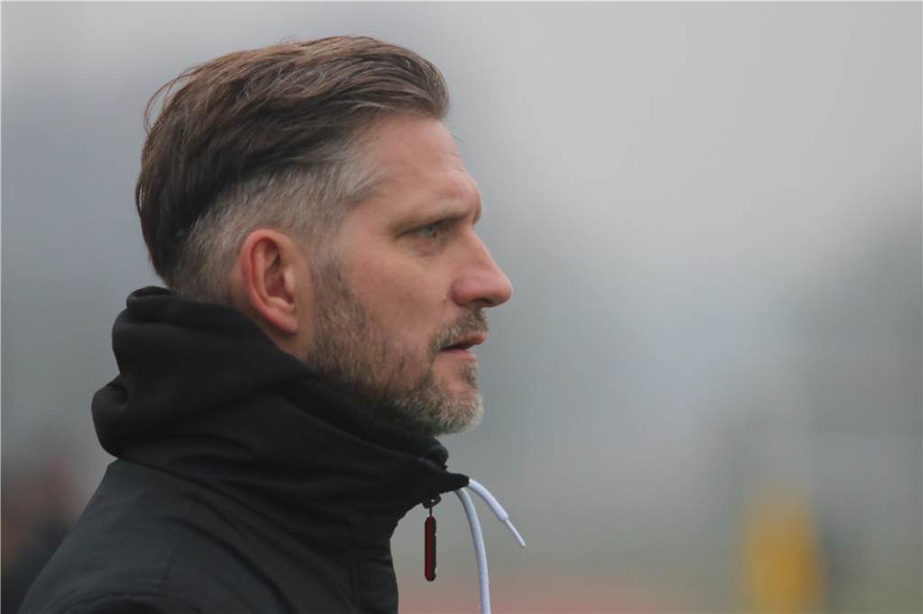SuS Olfen hat neues Trainerduo Marco Jedlicka blickt aufs Spielfeld.
