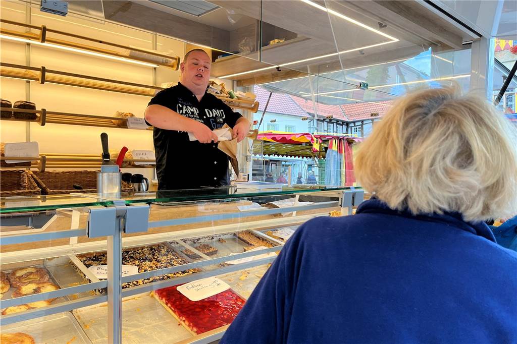 Karnevalsprinz vom Wochenmarkt fühlt sich nicht nur auf dem Festwagen wohl Marco Klaus bedient eine Kundin am Marktwagen der Bäckerei Krumkamp.