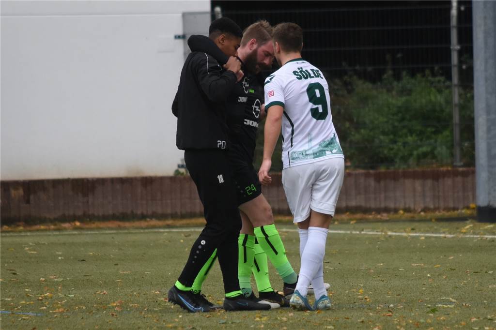 Nachspielzeit-Drama in Massen: Sölde entreißt der SG spät die Punkte - zwei Verletzte Marco Köhler geht humpelnd vom Platz. Maurice Koschinski, der Köhler rausgefoult hatte, entschuldigt sich.