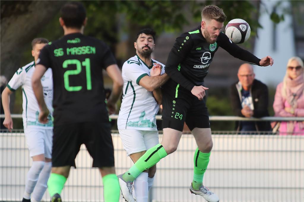 VfR Sölde: Drei Elfmeter, ein spätes Tor und Rot gegen den Spielertrainer der SG Massen Marco Köhler (r.) sah für ein Foul gegen Miguel Simeos Dos Santos die Rote Karte.