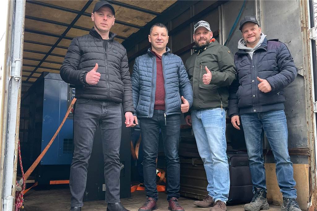 Stadt Dorsten verleiht Lkw für Hilfstransport in Ukraine Marco Lennertz (2.v.r.) und Ingo Brumann (r.) wurden in der Ukraine vom Bürgermeister der Stadt Malyn und seinem Stellvertreter empfangen.