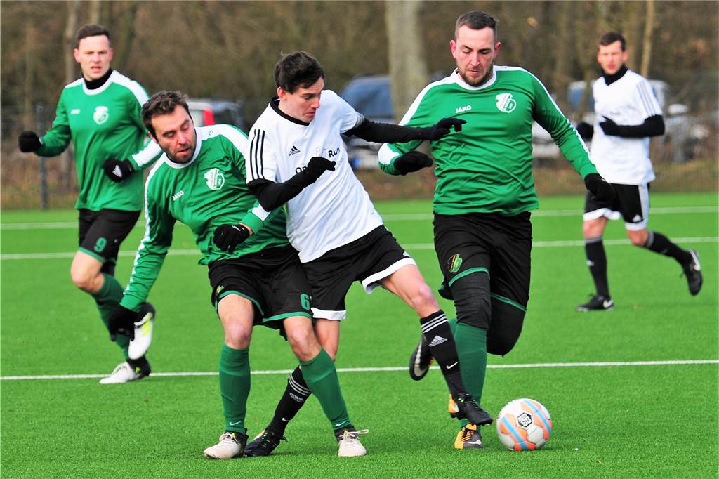 Dieser Spielerwechsel tut dem TuS Gahlen weh TuS Gahlens Marco Marrali führt den Ball im Spiel gegen SuS Hervest