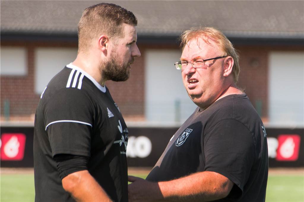 Marco Masanneks Torwart-Debüt mit 33 Marco Masannek (l.), hier mit Hullerns Trainer Christoph Bafs-Dudzik, stand mit 33 Jahren erstmals bei einem Spiel im Tor.