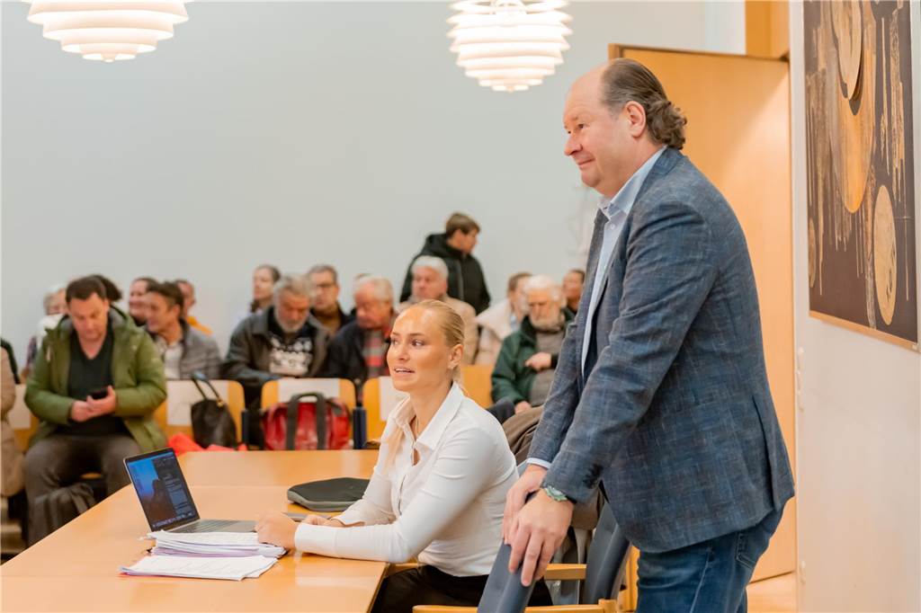 Mecke, Mord und Missbrauch: Die größten Gerichtsprozesse im Jahr 2024 Marco Mecke (r.) steht im Saal des Amtsgerichts Lünen
