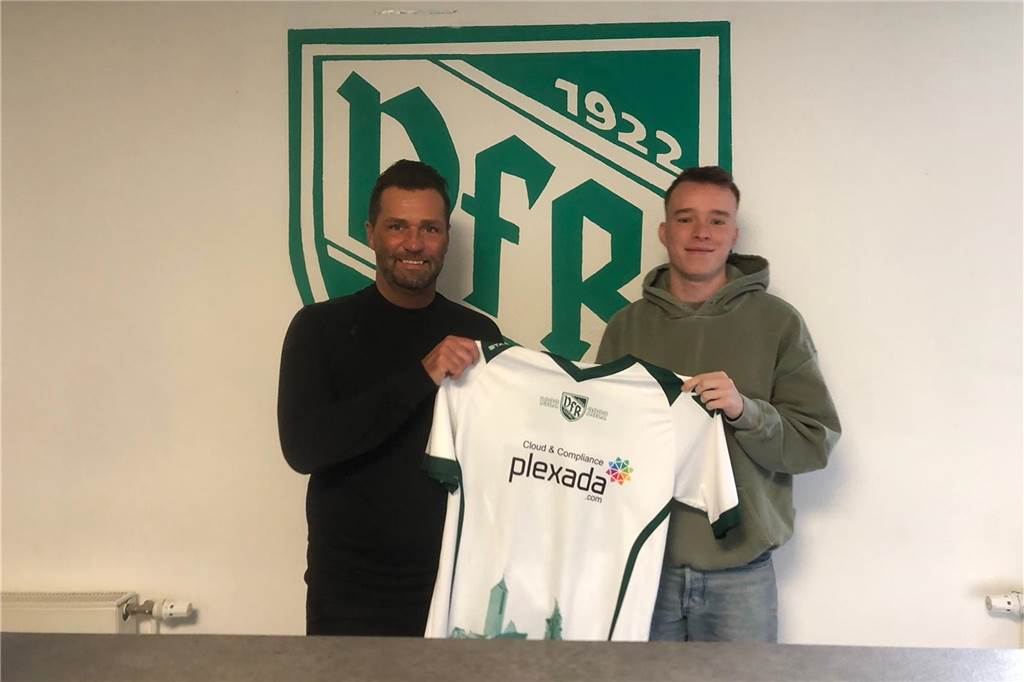 VfR Sölde verpflichtet Offensivspieler aus Mühlhausen: Klub verlängert zudem mit zwei Akteuren Marco Nagel (l.), Trainer des VfR Sölde, freut sich auf Neuzugang Alexander Schröder.