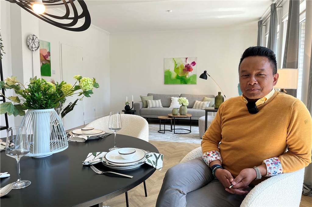 Makler Marco Nussbaum zeigt, wie ein Haus in Szene gesetzt wird Marco Nussbaum im Wohnzimmer des Hauses.