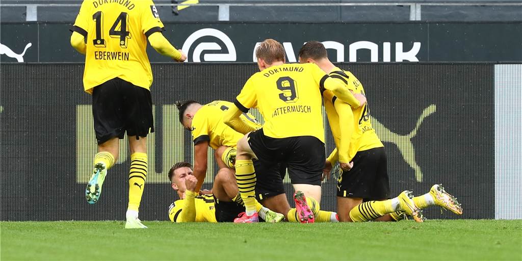 BVB-Sorgenkind mit Liebeserklärung an Verein: „Dafür werde ich ein Leben lang dankbar sein“ Marco Pasalic liegt am Boden und jubelt gemeinsam mit seinen BVB-Kameraden über seinen Treffer.