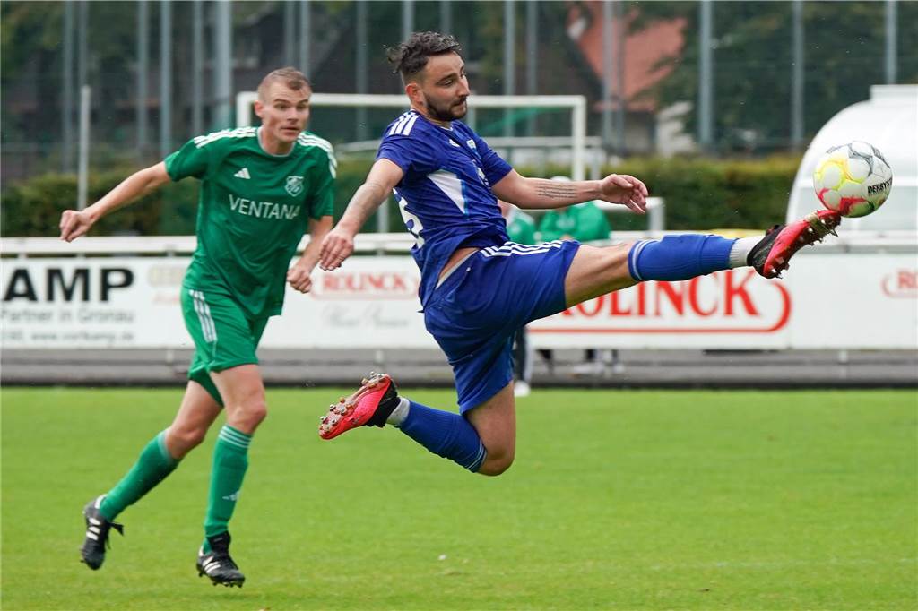Fortuna Gronau meldet Vollzug Marco Pereira (r.) bleibt der Fortuna als Spielertrainer erhalten.