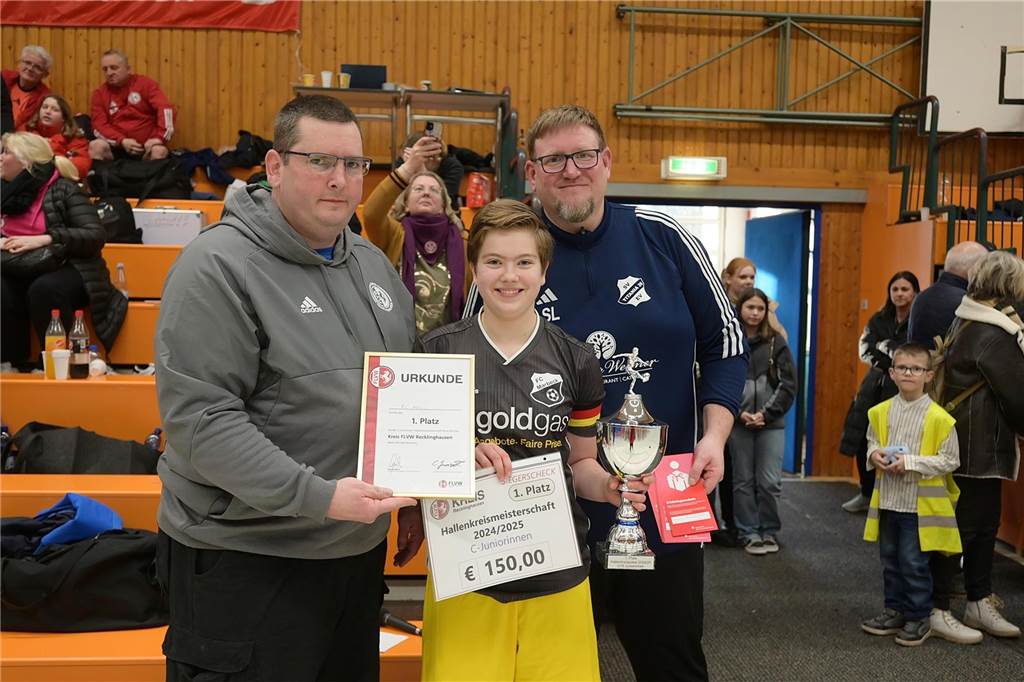 U15-Mädels des FC Marbeck jubeln in Oer-Erkenschwick: Kreismeisterschaft endet zwei Stunden früher Marco Radolla (l.) und Sebastian Lerch (r.) vom SV Titania Erkenschwick bei der Siegerehrung mit der Spielführerin des FC Marbeck.
