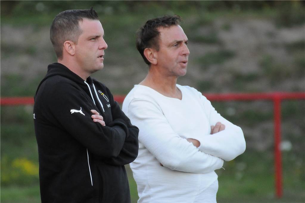 Ohne Vorbereitung, ohne Trainer: Baustellen bei der Victoria Habinghorst und SG Castrop Marco Reschkowski (l.) und Egon Mäder trainieren die Fußballerinnen der Victoria Habinghorst.