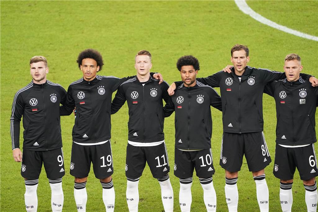 BVB-Kapitän Reus überzeugt bei DFB-Comeback - doch das kann nur ein Anfang sein Marco Reus (3.v.l.) soll unter Hansi Flick eine tragende Rolle im DFB-Team übernehmen.