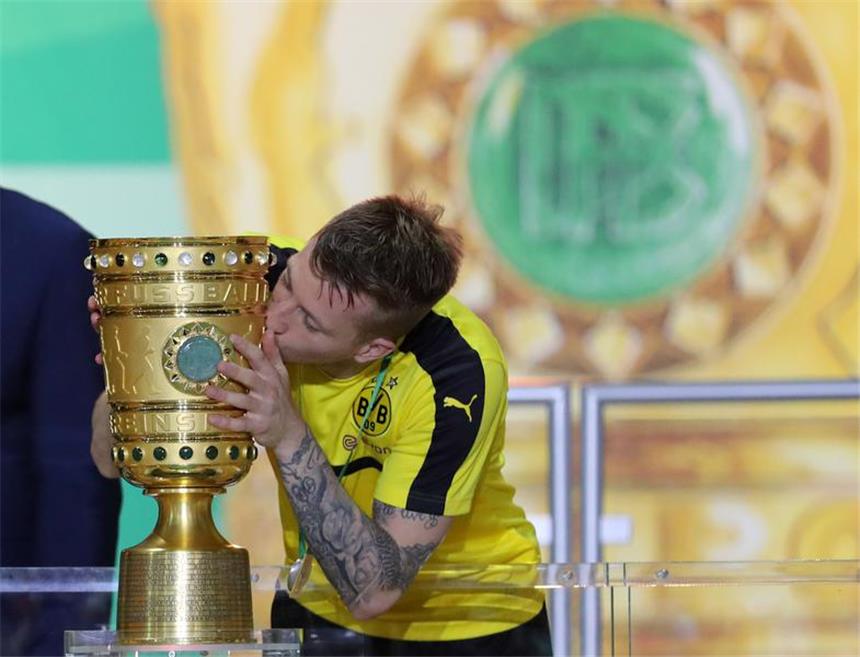 Reus genießt BVB-Triumph - fehlt aber mehrere Monate Marco Reus hat endlich seinen ersten großen Titel gewonnen. Den Triumph im DFB-Pokal bezahlte er aber wohl mit einer weiteren schweren Verletzung.