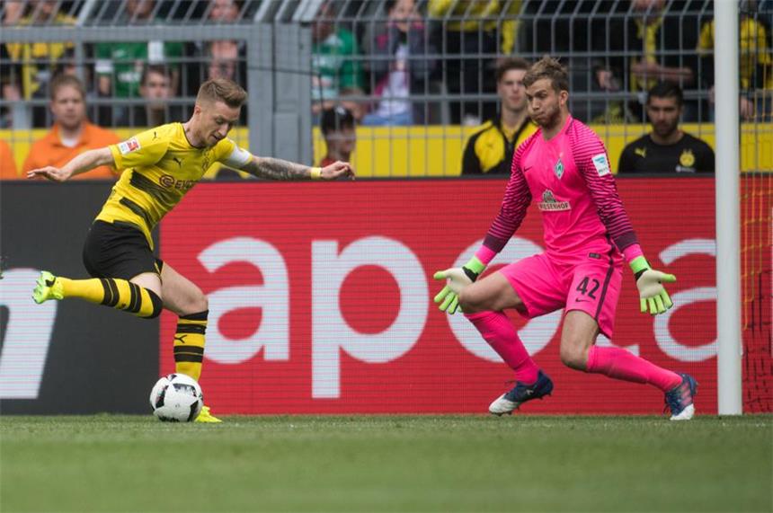Marco Reus (l.) erzielt mit ganz viel Gefühl den Treffer zum 1:1.