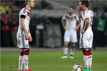 Marco Reus (l) glaubt an eine Rückkehr von Mario Götze in die Nationalmannschaft. Foto: Fredrik Von Erichsen