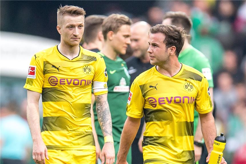 Bundestrainer Löw verzichtet auf BVB-Spieler Mario Götze Marco Reus (l.) steht im vorläufigen WM-Kader, Mario Götze nicht.