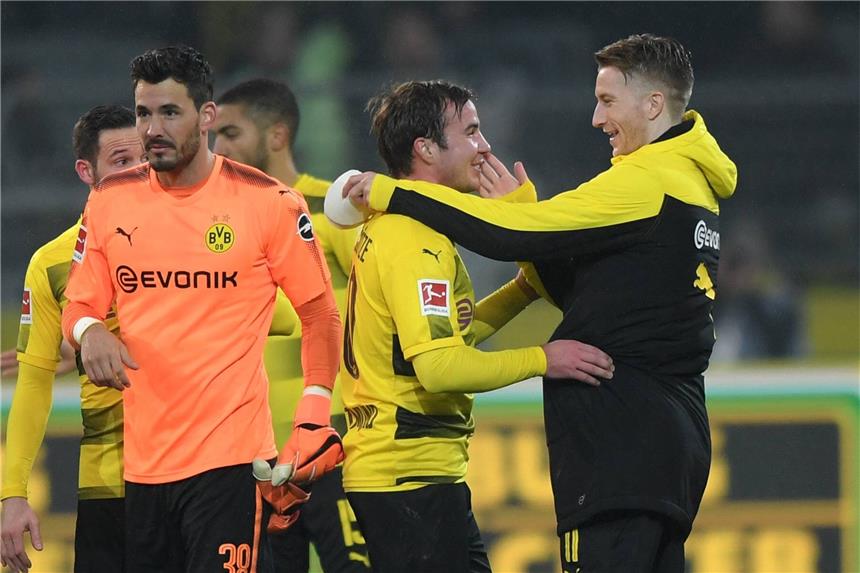 Marco Reus (r.) bejubelt den Sieg und sein Comeback gemeinsam mit Torschütze Mario Götze.
