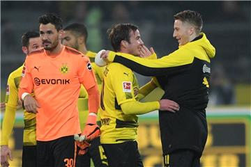 Marco Reus (r.) bejubelt den Sieg und sein Comeback gemeinsam mit Torschütze Mario Götze.