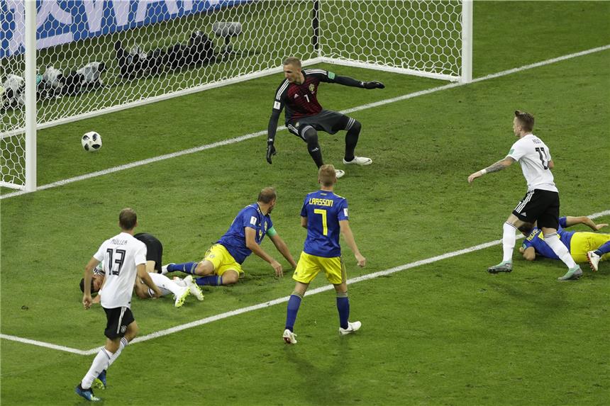 WM-Wahnsinn in Sotschi! Toni Kroos rettet das DFB-Team Marco Reus (r.) traf kurz nach der Halbzeit zum 1:1.