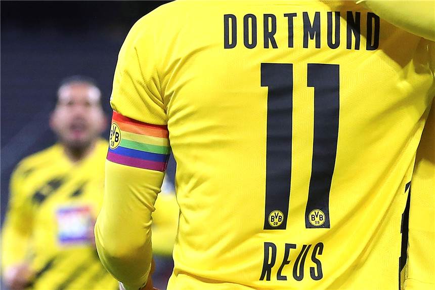 Läuft der BVB bald in jedem Spiel mit Regenbogen-Kapitänsbinde auf? Marco Reus trug gegen Bayern München eine Kapitänsbinde in Regenbogenfarben am Arm. Fans fordern nun, dass die Binde zur Normalität wird.