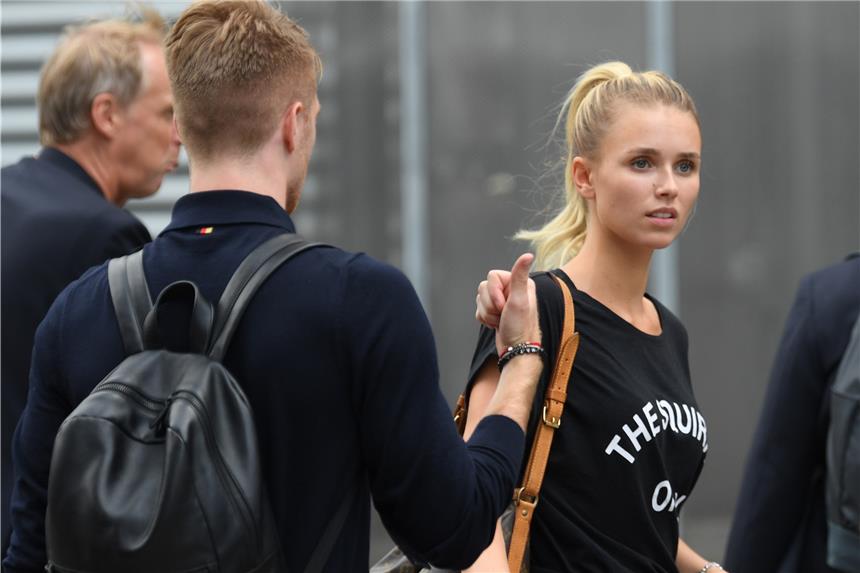 BVB-Star muss die nächste Enttäuschung verarbeiten Marco Reus und Freundin Scarlett Gartmann nach der Rückkehr am Frankfurter Flughafen.