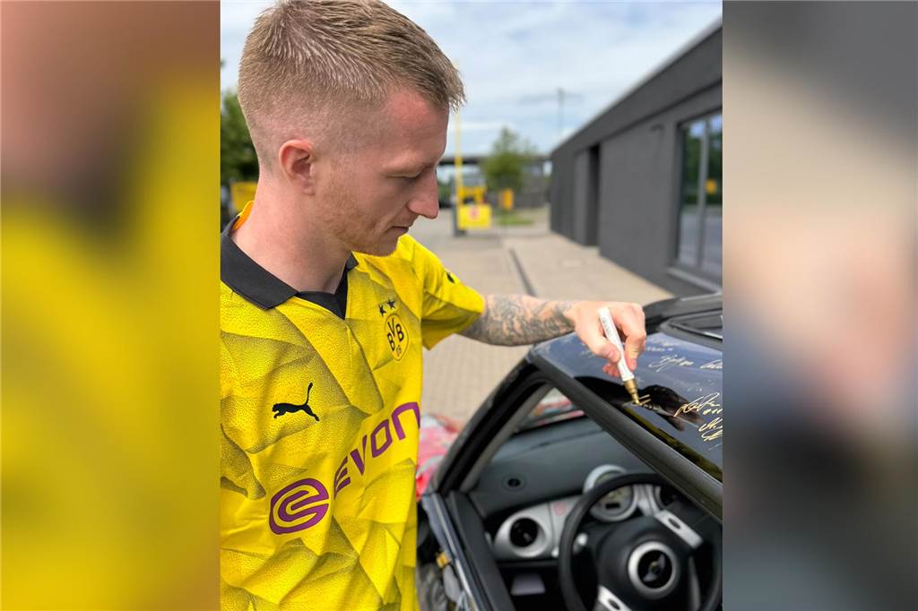 Abschied von Jürgen Klopp: Was Monika Hahn mit Natalie Portman verbindet Marco Reus unterschrieb am BVB-Trainingsgelände auf dem "Kloppocar".