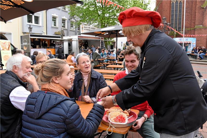 Lecker essen und trinken auf dem Halterner Markt Marco Rico zauberte und scherzte an den Tischen beimCheatday-Streetfood-Festival.