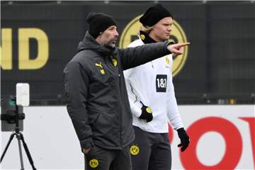 Marco Rose (l.) muss weiterhin auf die Rückkehr von Erling Haaland warten.