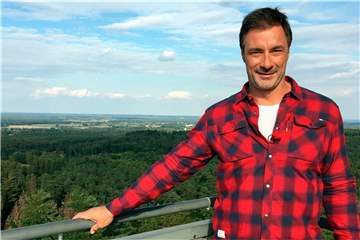 Marco Schreyl steht oben auf dem Feuerwachturm in Flaesheim.