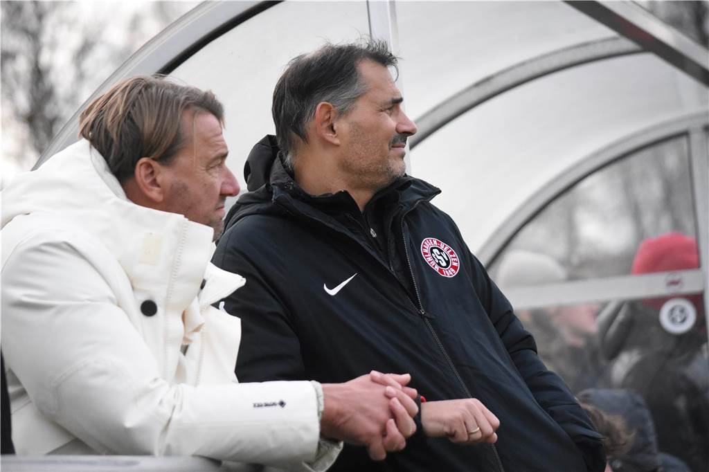 Slupek übt harte Kritik an laxer Einstellung: „Können Luftballon nicht drei Mal hochhalten!“ Marco Slupek und Dirk Eitzert betrachten das Spielfeld.
