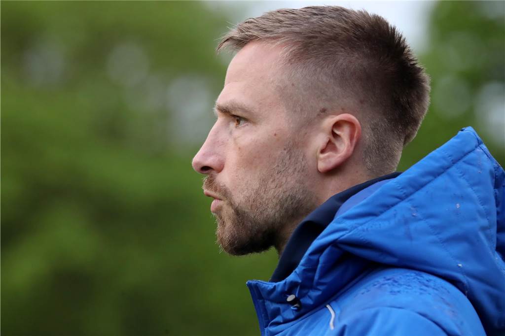 Marco Stiepermann schaut auf das Spielfeld.