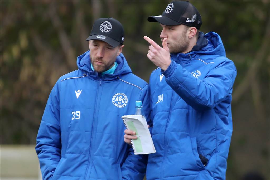 Maximilian Podehl trifft und trifft -: nach Rekord ist vor dem Rekord Marco Stiepermann (l.) ist ASC-Coach.