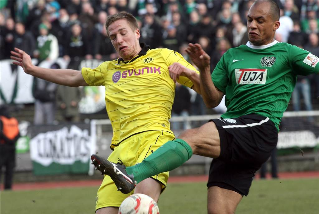 Ex-Premier-League-Profi: Kontakt mit Bövinghausen, Zukunft im Amateurfußball „unausweichlich“ Marco Stiepermann (l.) trug in Dortmund bislang nur das Trikot des BVB.