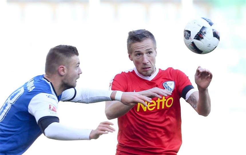 Bochums Blick geht nun Richtung Tabellenkeller Marco Stiepermann (r.) und der VfL verloren in Bielefeld mit 0:1.