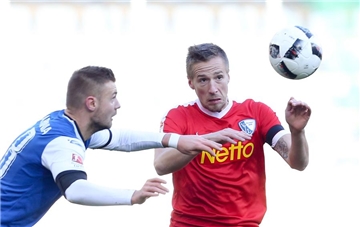 Marco Stiepermann (r.) und der VfL verloren in Bielefeld mit 0:1.