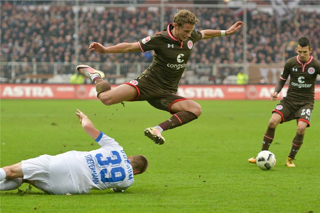 Profi Marco Stiepermann spielt aktuell für den FC Nordkirchen – seine Karriere in Bildern Marco Stiepermann (unten) hat auch die weniger feine Klinge im Repertoire.
