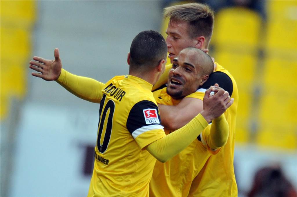 Marco Stiepermann war auch bei Alemannia Aachen in der zweiten Bundesliga aktiv. Hier feiert er einen Treffer mit David Odonkor.