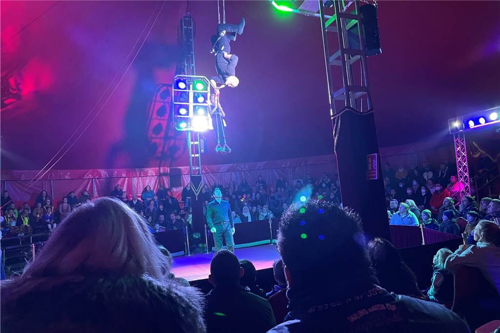 Marco vom Circus Lollipop, der die Show moderierte, hängte sich ans Trapez und vollbrachte mit den Kindern Spitzen-Leistungen. 