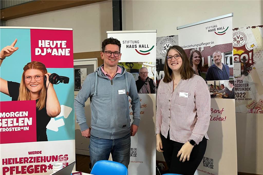 Betriebe in Dorsten und Schermbeck: Nicht alle klagen über Azubimangel Marco Witteberg und eine weitere Mitarbeiterin der Stiftung Haus Hall auf der Azubimesse des SV Schermbeck.