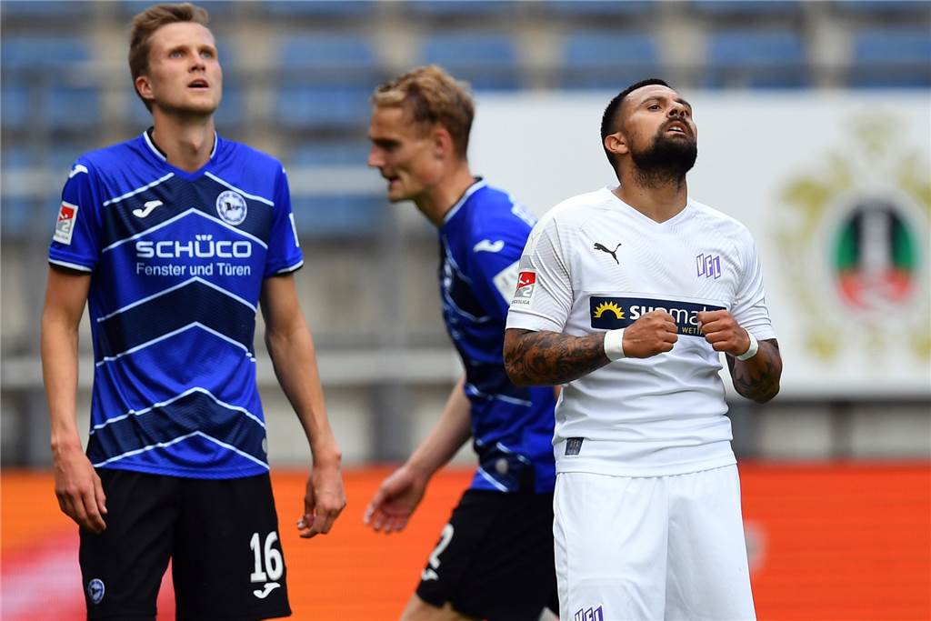 Amos Pieper erlebt tragischen Liga-Neustart mit Arminia Bielefeld Marcos Alvarez (r.) von Osnabrück jubelt, nachdem er das zweite Tor seiner Mannschaft zum 1:1 geschossen hat. Amos Pieper (M.) ist im Hintergrund zu sehen.