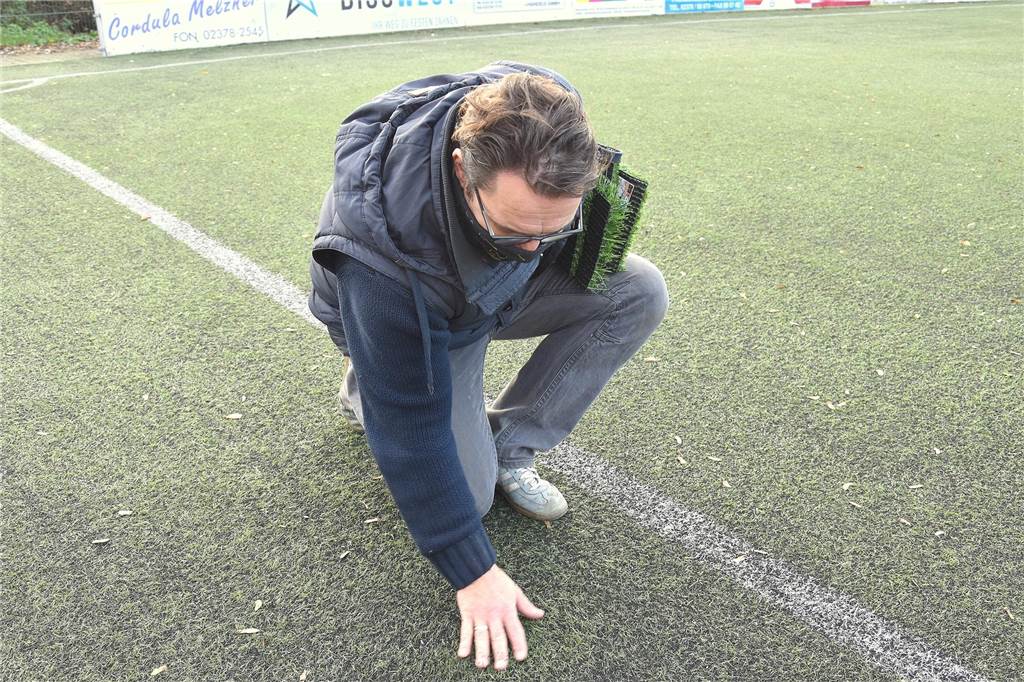 Clevere Idee des SV Langschede: Paten sponsern den Kunstzrasenplatz Marcus Gerke vom SV Langschede macht den Kunstrasen-Test und wünscht sich noch finanzielle Unterstützung.