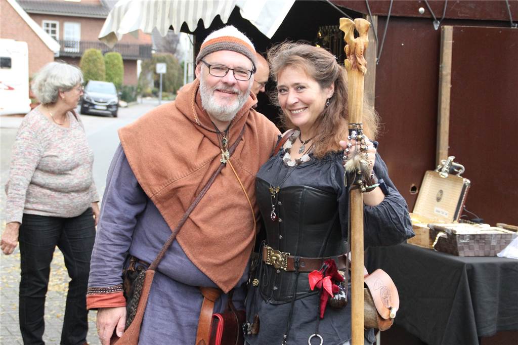 Marcus (l.) und Petra Kochems sind schon länger Mittelalter-Fans und reisen deswegen von Markt zu Markt durch die Region.